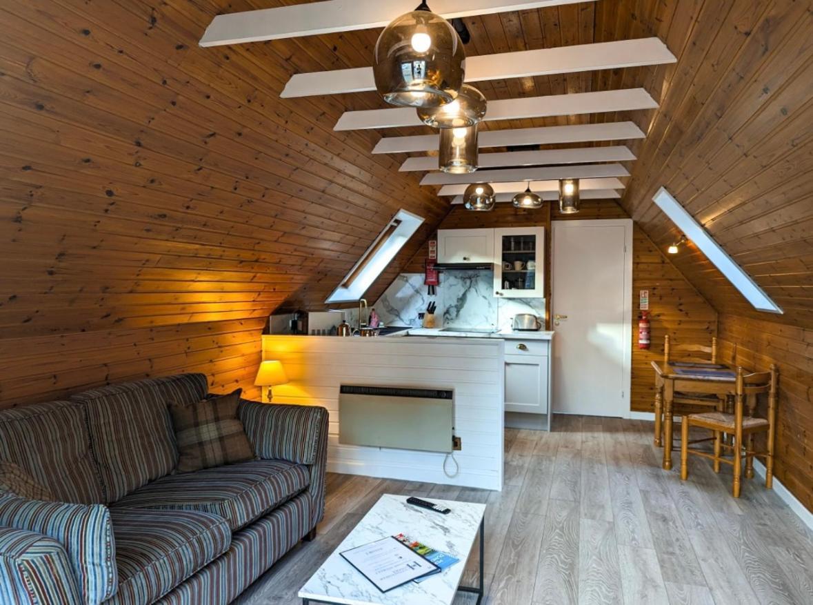 Chalet Balor 1 - Hot Tub-perth-pets Perth